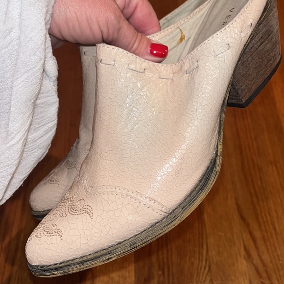 Very Volatile cream color leather mules with low heel size 8 - Picture 8 of 12